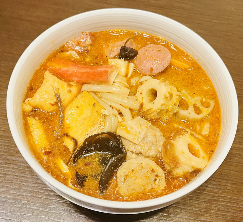 亮哥麻辣烫 550g 料足 里面有各种丸子木耳等配菜 日本制 麻辣燙 味道超级超级好吃哦