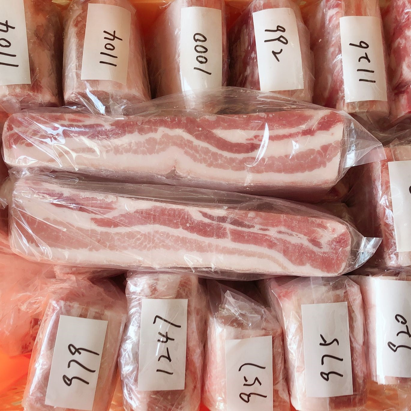 帯皮豚肉 1KG 每块大小不一样 金额不一样 按照实际重量